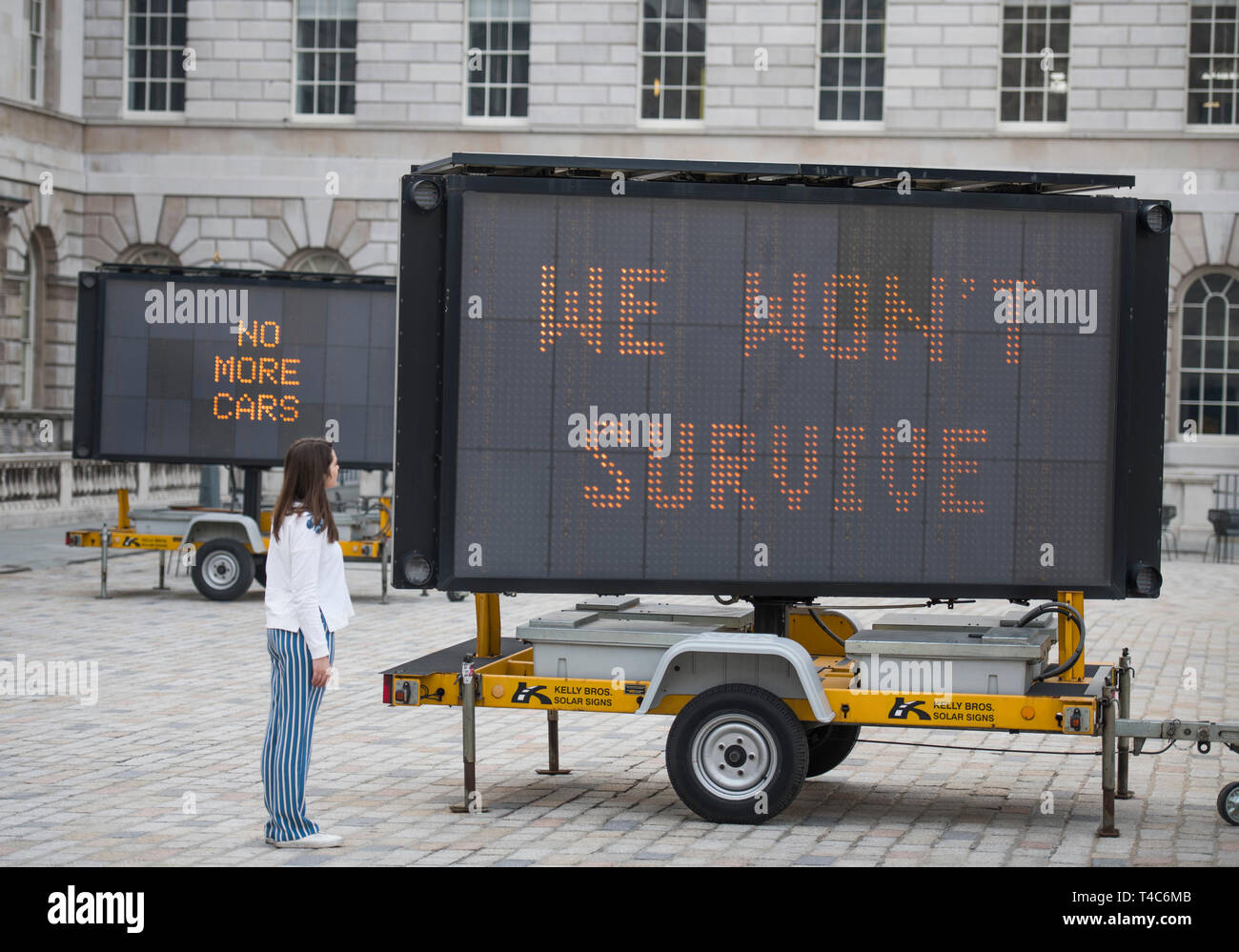 Londra, Regno Unito. 16 Aprile, 2019. La giornata della terra stagione. Ridurre la velocità ora! (2019), dall'artista americano Justin Brice Guariglia è svelato - un'installazione su larga scala a Somerset House courtyard formato da nove a energia solare indicazioni LED con discorsi, poesie, di letteratura e di più dalla chiave di attivisti ambientali in tutto il mondo tra cui 16 yr-vecchio attivista svedese, Greta Thunberg, viene visualizzato in anteprima. Credito: Malcolm Park/Alamy Live News. Foto Stock