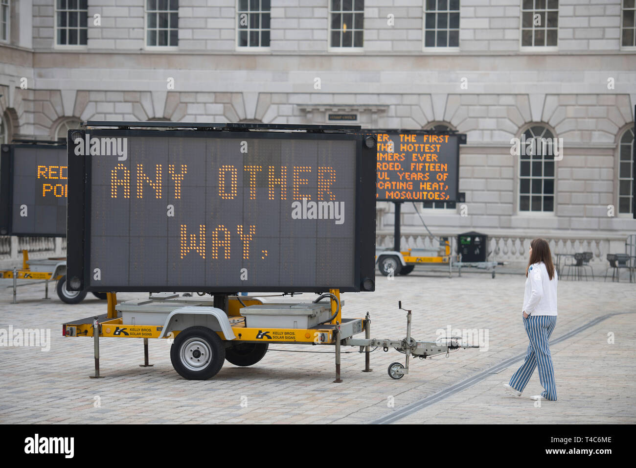 Londra, Regno Unito. 16 Aprile, 2019. La giornata della terra stagione. Ridurre la velocità ora! (2019), dall'artista americano Justin Brice Guariglia è svelato - un'installazione su larga scala a Somerset House courtyard formato da nove a energia solare indicazioni LED con discorsi, poesie, di letteratura e di più dalla chiave di attivisti ambientali in tutto il mondo tra cui 16 yr-vecchio attivista svedese, Greta Thunberg, viene visualizzato in anteprima. Credito: Malcolm Park/Alamy Live News. Foto Stock