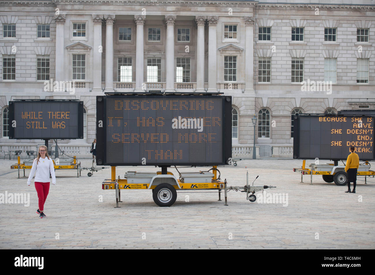 Londra, Regno Unito. 16 Aprile, 2019. La giornata della terra stagione. Ridurre la velocità ora! (2019), dall'artista americano Justin Brice Guariglia è svelato - un'installazione su larga scala a Somerset House courtyard formato da nove a energia solare indicazioni LED con discorsi, poesie, di letteratura e di più dalla chiave di attivisti ambientali in tutto il mondo tra cui 16 yr-vecchio attivista svedese, Greta Thunberg, viene visualizzato in anteprima. Credito: Malcolm Park/Alamy Live News. Foto Stock