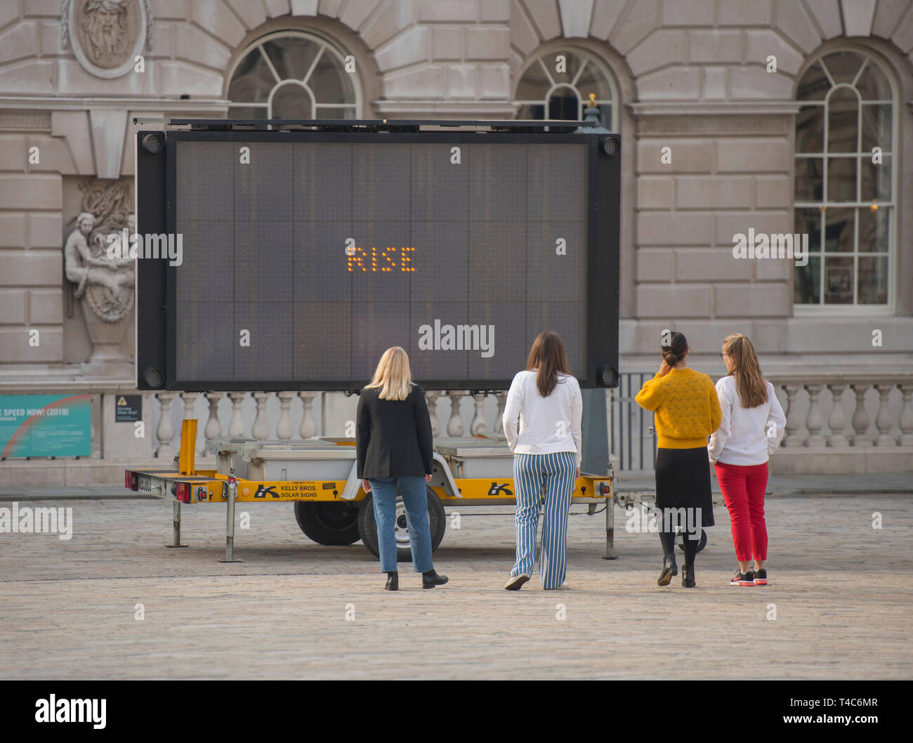Londra, Regno Unito. 16 Aprile, 2019. La giornata della terra stagione. Ridurre la velocità ora! (2019), dall'artista americano Justin Brice Guariglia è svelato - un'installazione su larga scala a Somerset House courtyard formato da nove a energia solare indicazioni LED con discorsi, poesie, di letteratura e di più dalla chiave di attivisti ambientali in tutto il mondo tra cui 16 yr-vecchio attivista svedese, Greta Thunberg, viene visualizzato in anteprima. Credito: Malcolm Park/Alamy Live News. Foto Stock