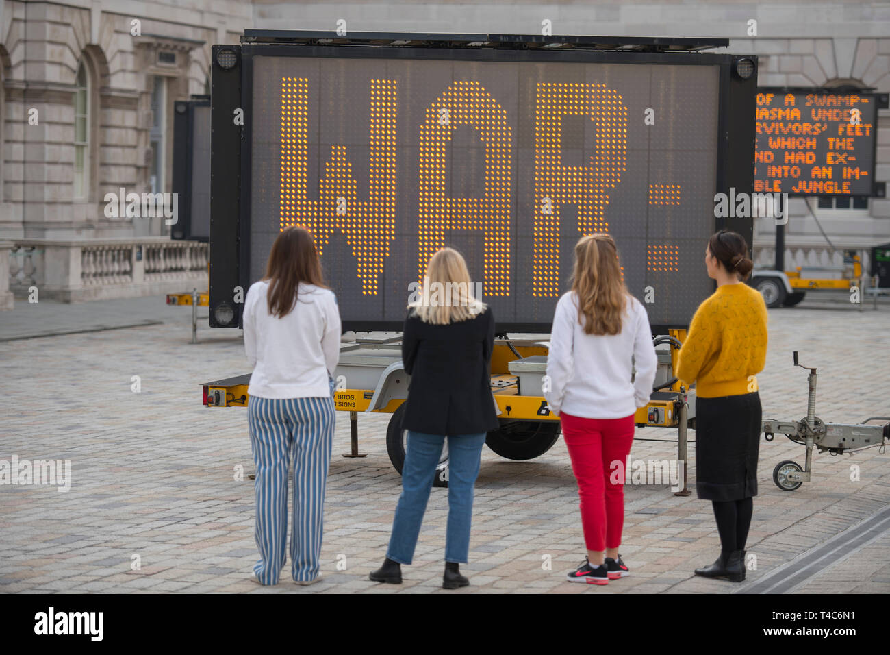 Londra, Regno Unito. 16 Aprile, 2019. La giornata della terra stagione. Ridurre la velocità ora! (2019), dall'artista americano Justin Brice Guariglia è svelato - un'installazione su larga scala a Somerset House courtyard formato da nove a energia solare indicazioni LED con discorsi, poesie, di letteratura e di più dalla chiave di attivisti ambientali in tutto il mondo tra cui 16 yr-vecchio attivista svedese, Greta Thunberg, viene visualizzato in anteprima. Credito: Malcolm Park/Alamy Live News. Foto Stock