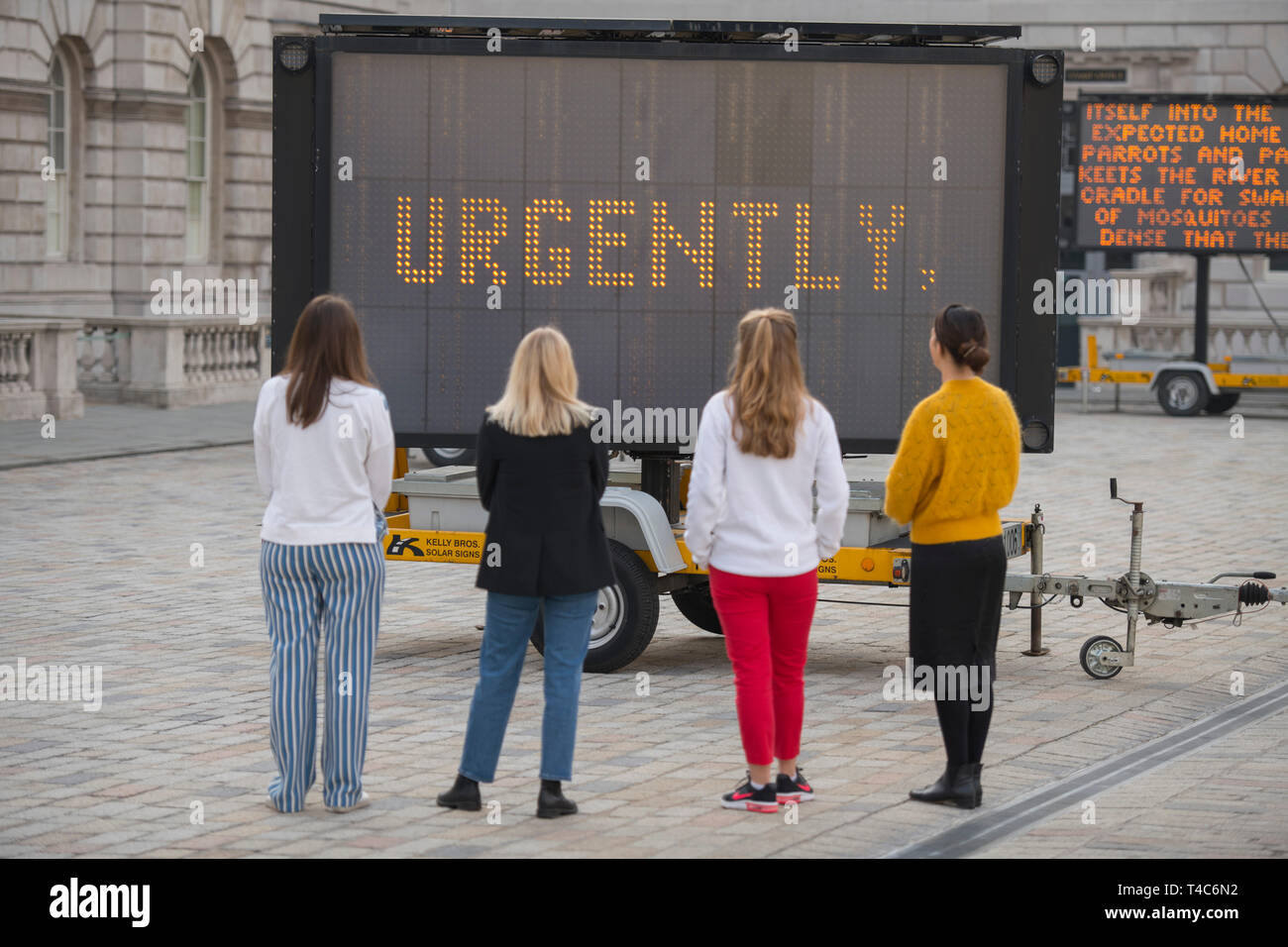 Londra, Regno Unito. 16 Aprile, 2019. La giornata della terra stagione. Ridurre la velocità ora! (2019), dall'artista americano Justin Brice Guariglia è svelato - un'installazione su larga scala a Somerset House courtyard formato da nove a energia solare indicazioni LED con discorsi, poesie, di letteratura e di più dalla chiave di attivisti ambientali in tutto il mondo tra cui 16 yr-vecchio attivista svedese, Greta Thunberg, viene visualizzato in anteprima. Credito: Malcolm Park/Alamy Live News. Foto Stock
