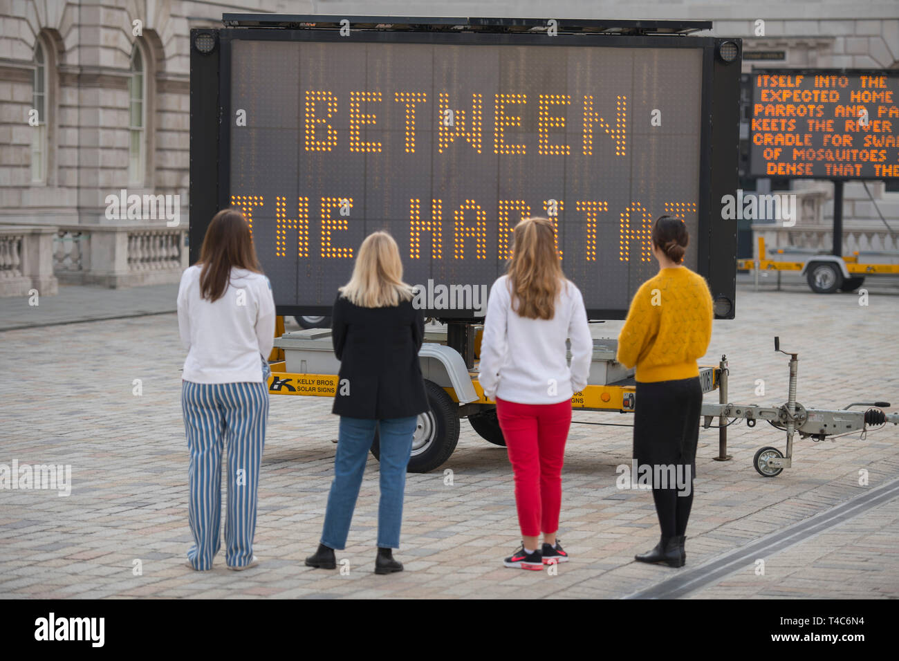 Londra, Regno Unito. 16 Aprile, 2019. La giornata della terra stagione. Ridurre la velocità ora! (2019), dall'artista americano Justin Brice Guariglia è svelato - un'installazione su larga scala a Somerset House courtyard formato da nove a energia solare indicazioni LED con discorsi, poesie, di letteratura e di più dalla chiave di attivisti ambientali in tutto il mondo tra cui 16 yr-vecchio attivista svedese, Greta Thunberg, viene visualizzato in anteprima. Credito: Malcolm Park/Alamy Live News. Foto Stock