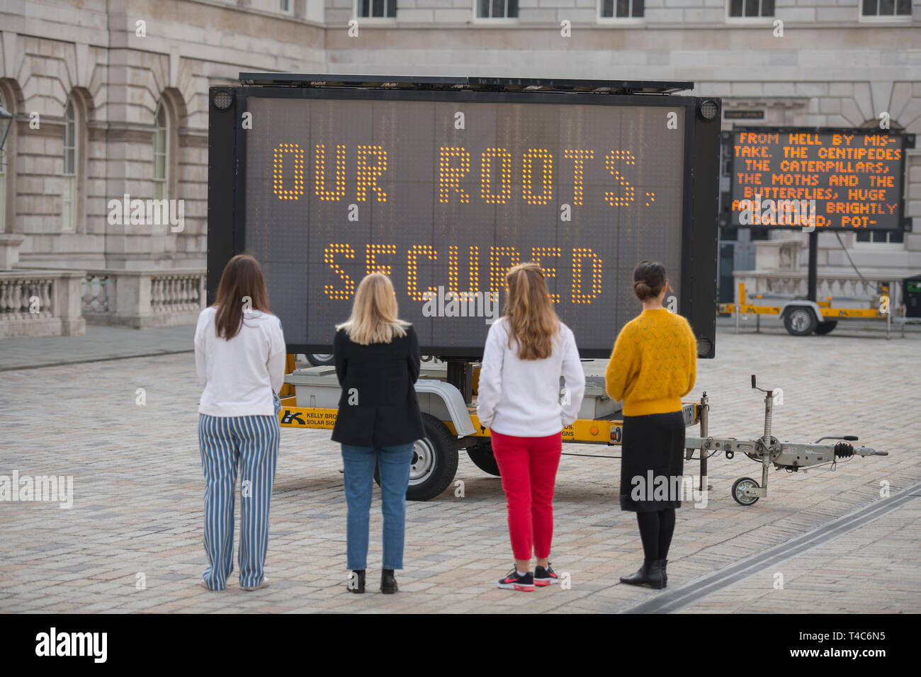 Londra, Regno Unito. 16 Aprile, 2019. La giornata della terra stagione. Ridurre la velocità ora! (2019), dall'artista americano Justin Brice Guariglia è svelato - un'installazione su larga scala a Somerset House courtyard formato da nove a energia solare indicazioni LED con discorsi, poesie, di letteratura e di più dalla chiave di attivisti ambientali in tutto il mondo tra cui 16 yr-vecchio attivista svedese, Greta Thunberg, viene visualizzato in anteprima. Credito: Malcolm Park/Alamy Live News. Foto Stock