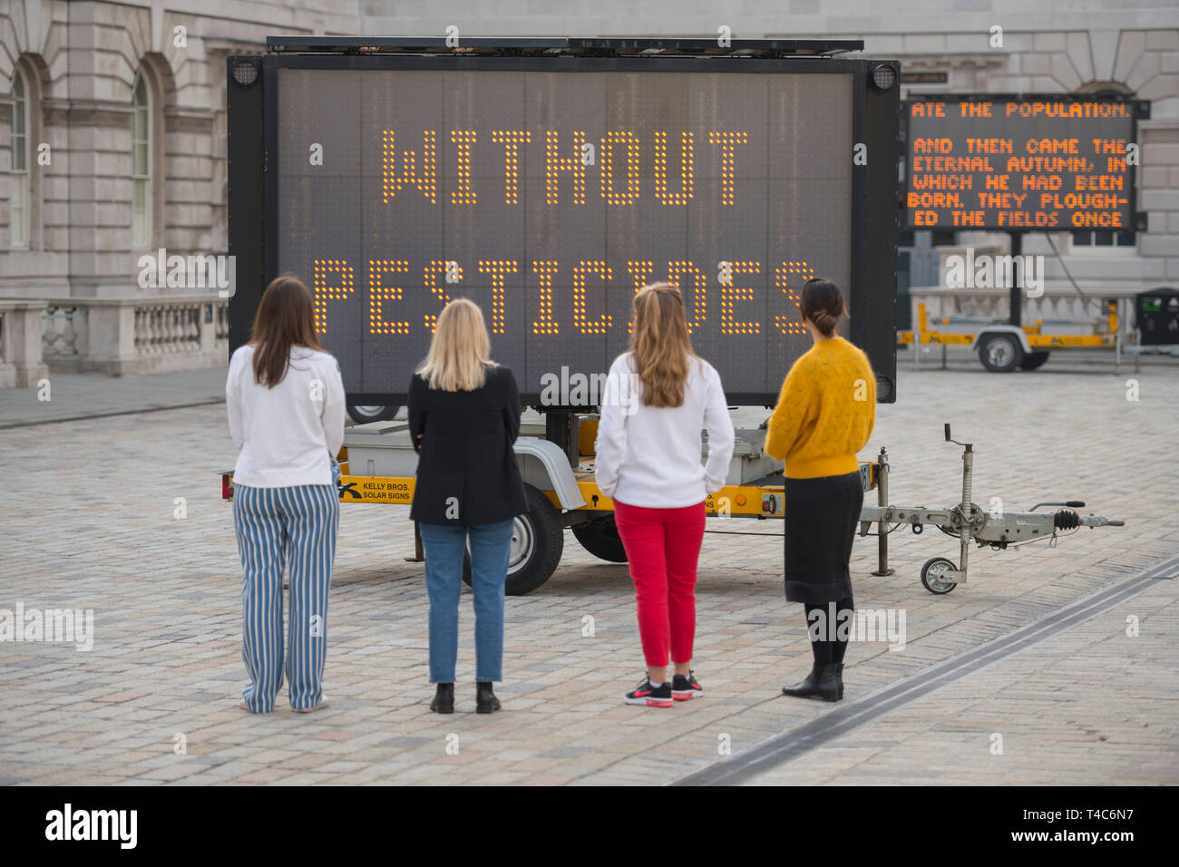 Londra, Regno Unito. 16 Aprile, 2019. La giornata della terra stagione. Ridurre la velocità ora! (2019), dall'artista americano Justin Brice Guariglia è svelato - un'installazione su larga scala a Somerset House courtyard formato da nove a energia solare indicazioni LED con discorsi, poesie, di letteratura e di più dalla chiave di attivisti ambientali in tutto il mondo tra cui 16 yr-vecchio attivista svedese, Greta Thunberg, viene visualizzato in anteprima. Credito: Malcolm Park/Alamy Live News. Foto Stock