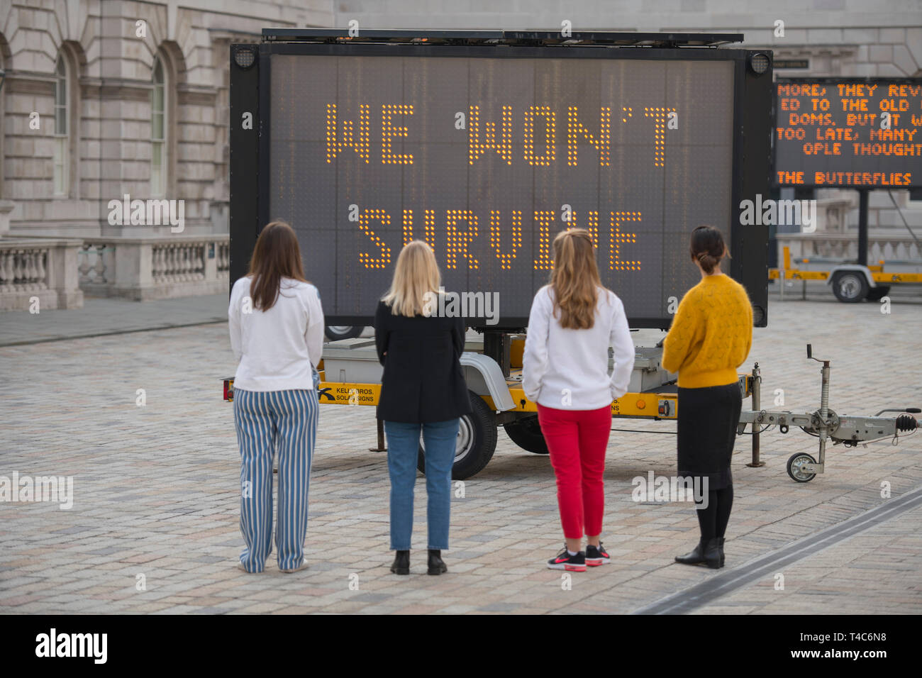 Londra, Regno Unito. 16 Aprile, 2019. La giornata della terra stagione. Ridurre la velocità ora! (2019), dall'artista americano Justin Brice Guariglia è svelato - un'installazione su larga scala a Somerset House courtyard formato da nove a energia solare indicazioni LED con discorsi, poesie, di letteratura e di più dalla chiave di attivisti ambientali in tutto il mondo tra cui 16 yr-vecchio attivista svedese, Greta Thunberg, viene visualizzato in anteprima. Credito: Malcolm Park/Alamy Live News. Foto Stock