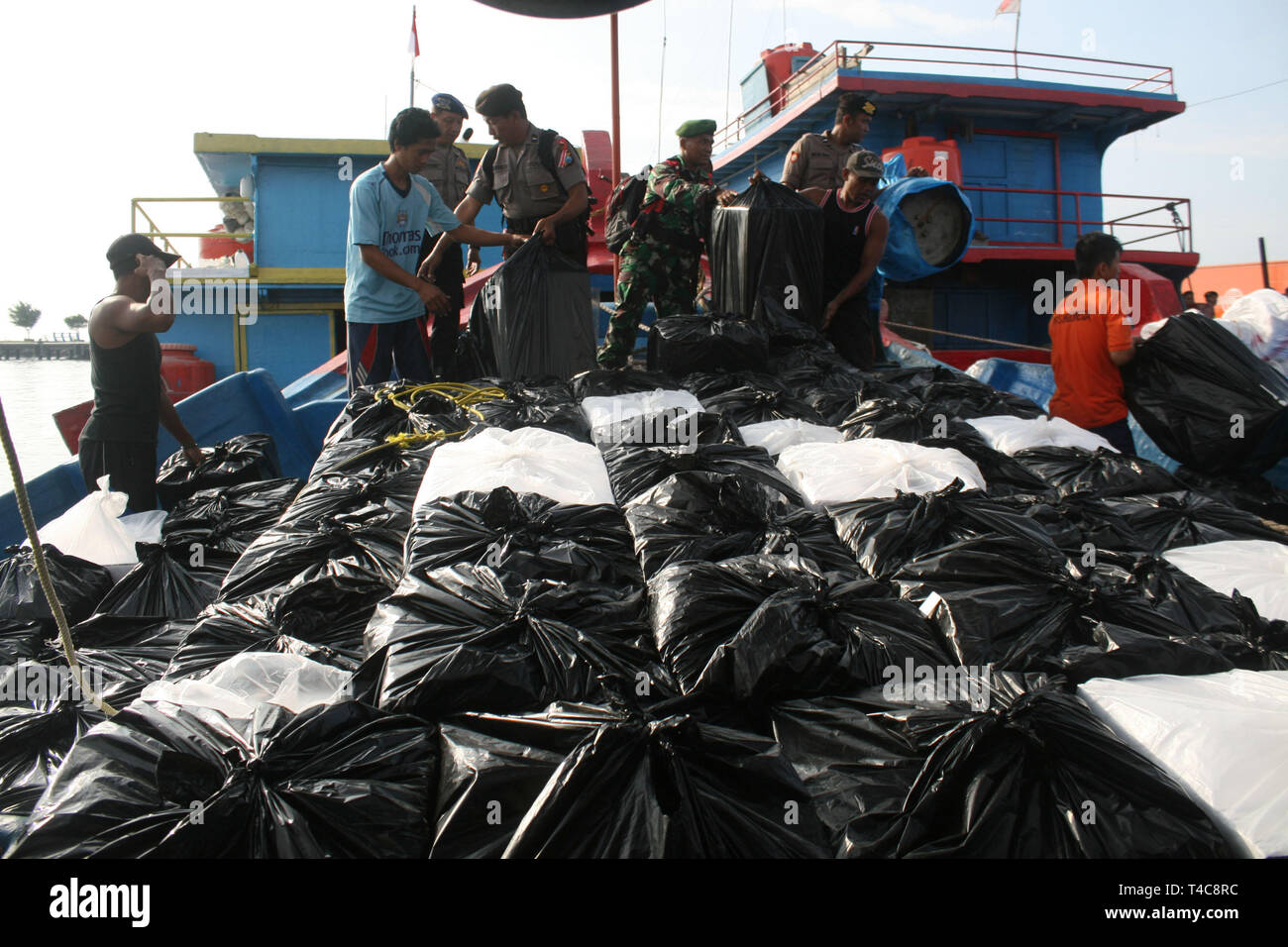Probolinggo, Indonesia. Xvi Apr, 2019. Esercito indonesiano e la polizia guardia a bordo di una barca come si distribuiscono scrutinio per centri di polling su Isola Gili in Probolinggo, East Java, Indonesia, il 16 aprile 2019. La campagna presidenziale si è conclusa in modo pacifico in Indonesia prima dell'elezione nazionale giorno di mercoledì che sarebbe scegliere il paese del prossimo leader e i nuovi membri del Parlamento europeo. Credito: Kurniawan/Xinhua/Alamy Live News Foto Stock