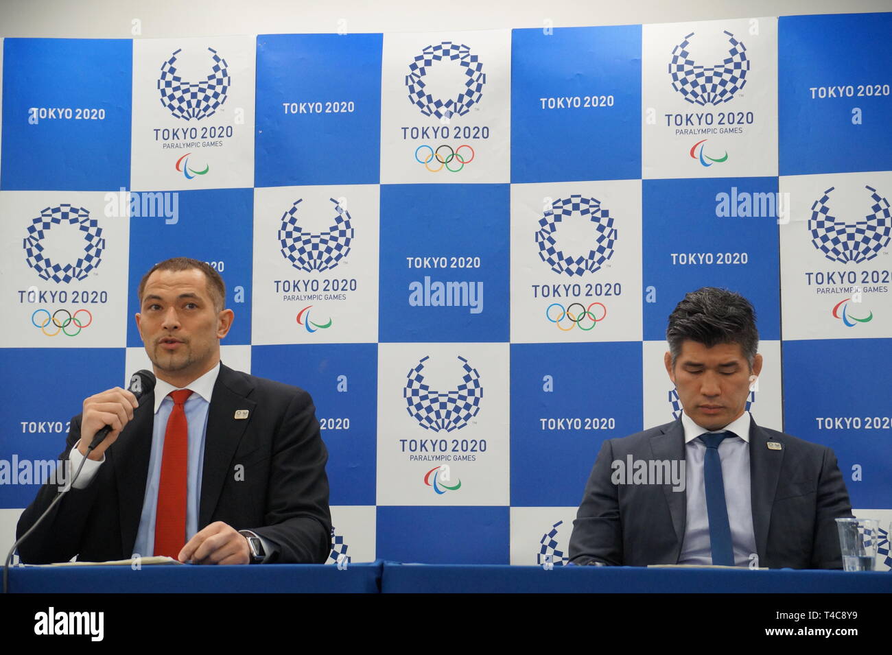 Tokyo, il Tokyo 2020 la competizione olimpica pianificare in Tokyo. Xvi Apr, 2019. Koji Murofushi (L), Tokyo 2020 Direttore sportivo e Kosei Inoue, capo allenatore del Giappone del national team judo, partecipare a una conferenza stampa annunciando la dettagliata Tokyo 2020 Olympic programma di gara in Giappone a Tokyo il 16 aprile 2019. Credito: Shen Honghui/Xinhua/Alamy Live News Foto Stock