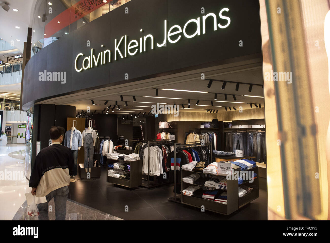 Hong Kong. 8 apr, 2019. Multinazionale Americana del marchio di moda Calvin  Klein store è visto a Mong Kok centro commerciale per lo shopping di Hong  Kong. Credito: Budrul Chukrut SOPA/images/ZUMA filo/Alamy