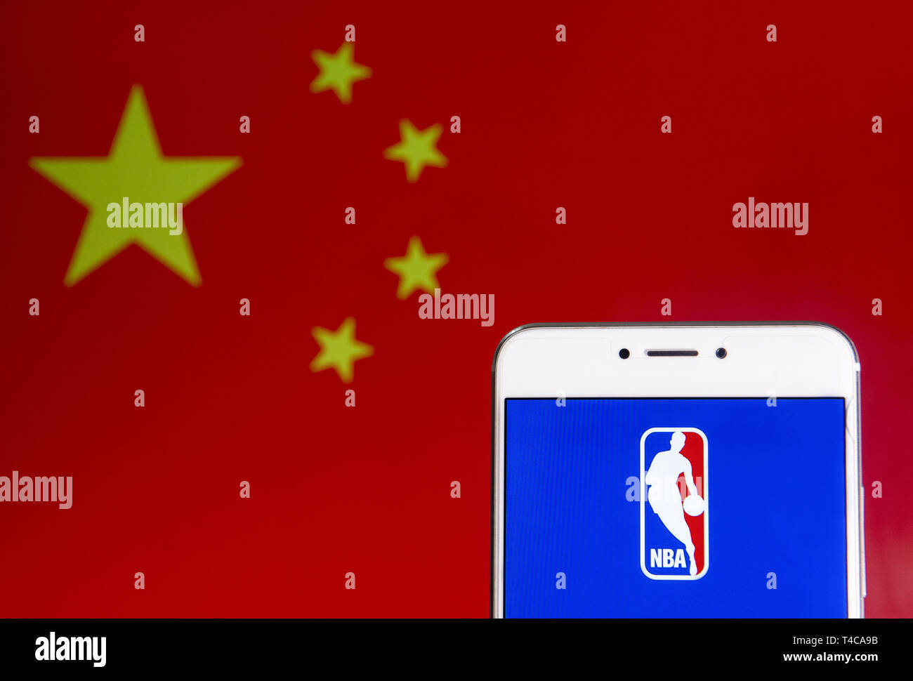 Hong Kong. 6 apr, 2019. In questa illustrazione della foto di un American National Basketball Association (NBA) uomini professional basketball league logo è visibile su un androide dispositivo mobile con la Repubblica popolare di Cina bandiera in background. Credito: Budrul Chukrut SOPA/images/ZUMA filo/Alamy Live News Foto Stock