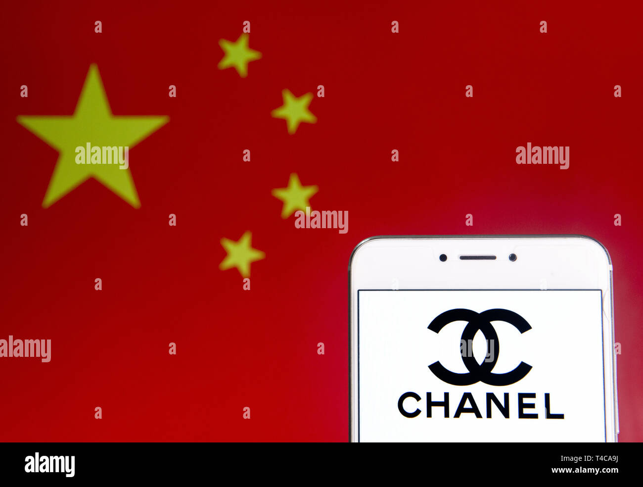 Hong Kong. 6 apr, 2019. In questa foto illustrazione di una multinazionale francese Chanel bellezza cosmetici logo del marchio sia visibile su un androide dispositivo mobile con la Repubblica popolare di Cina bandiera in background. Credito: Budrul Chukrut SOPA/images/ZUMA filo/Alamy Live News Foto Stock