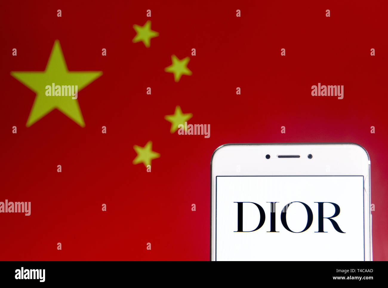 Hong Kong. 6 apr, 2019. In questa illustrazione della foto un francese Christian Dior beni di lusso, tali indumenti e prodotti di bellezza il logo del marchio sia visibile su un androide dispositivo mobile con la Repubblica popolare di Cina bandiera in background. Credito: Budrul Chukrut SOPA/images/ZUMA filo/Alamy Live News Foto Stock