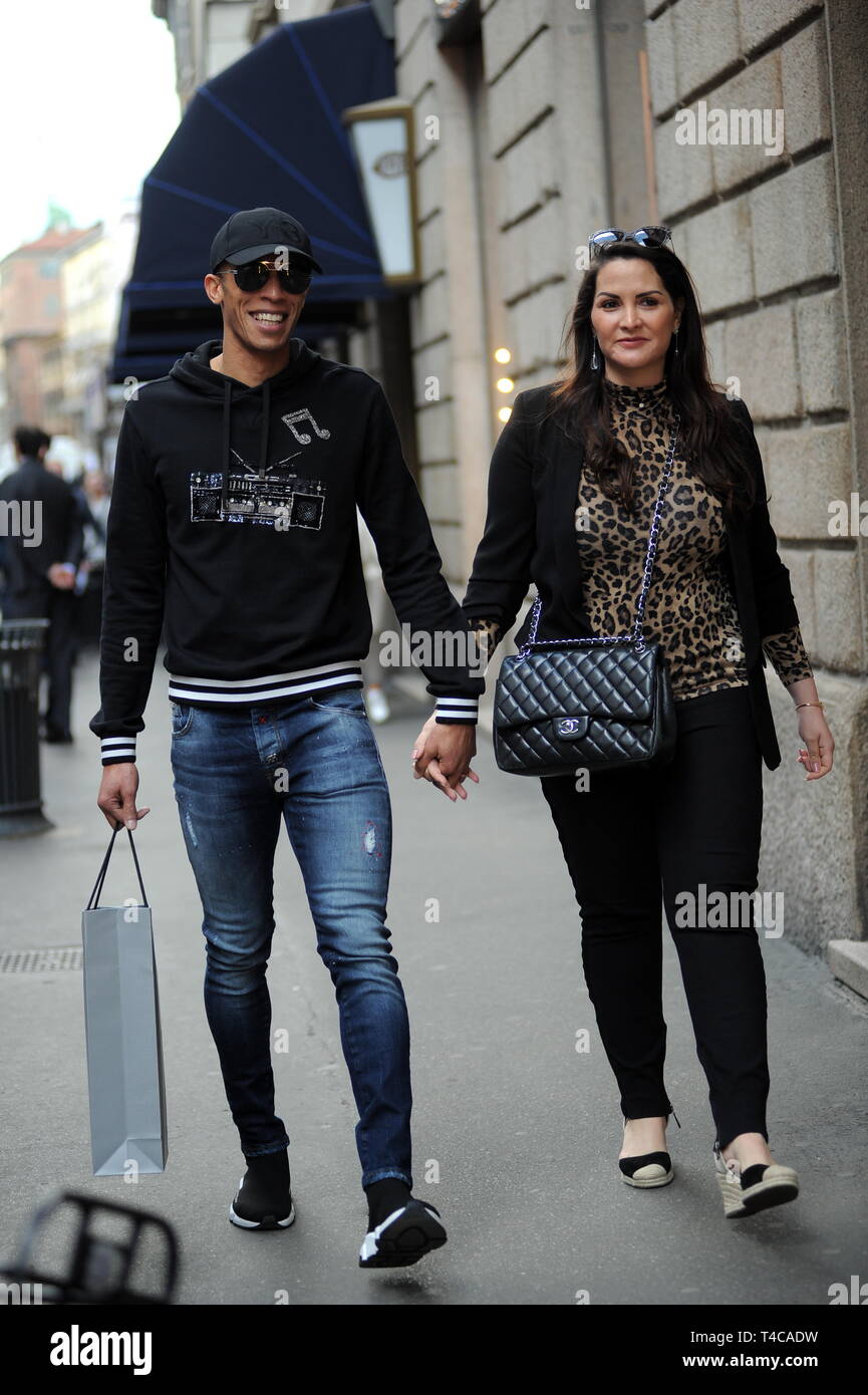 Milano, Joao Miranda e moglie Jaqueline nel centro il difensore dell'INTER E DELLA NAZIONALE BRASILIANA, Joao Miranda passeggiate attraverso le vie del centro con la moglie JAQUELINE. Qui essi sono a piedi in via Montenapoleone dopo lo shopping. Foto Stock