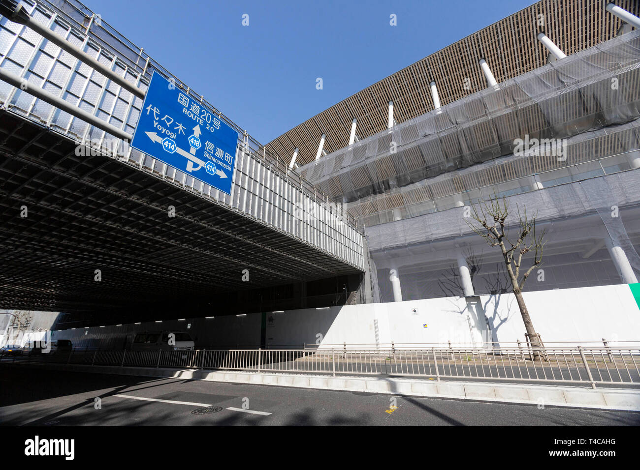 Tokyo, Giappone. Xvi Apr, 2019. Lavori di costruzione continua nel Nuovo Stadio Nazionale. Il nuovo Stadio Nazionale sarà la sede per il 2020 Tokyo Giochi Olimpici e Paraolimpici. Credito: Rodrigo Reyes Marin/AFLO/Alamy Live News Foto Stock