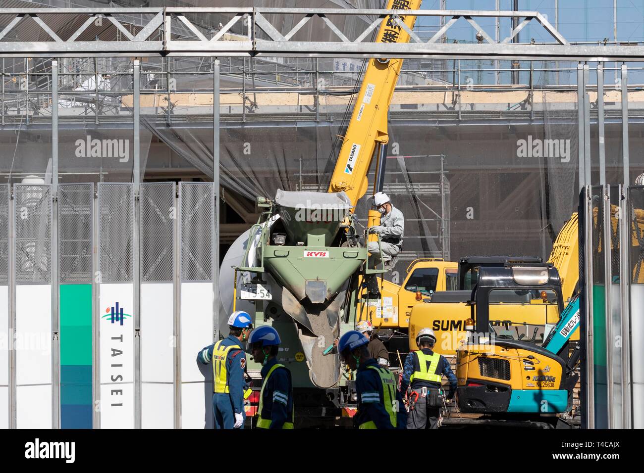 Tokyo, Giappone. Xvi Apr, 2019. I lavoratori continuano la costruzione del nuovo stadio nazionale. Il nuovo Stadio Nazionale sarà la sede per il 2020 Tokyo Giochi Olimpici e Paraolimpici. Credito: Rodrigo Reyes Marin/AFLO/Alamy Live News Foto Stock