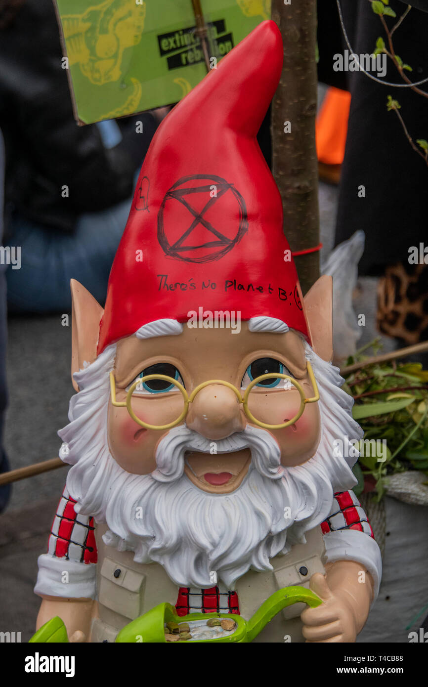 Londra, Regno Unito. Xvi Apr, 2019. Cose quieten giù come sera arriva e pendolari casa di testa al di sopra del nuovo atto 'Garden' Waterloo Bridge - i manifestanti dalla ribellione di estinzione il blocco di diversi (Hyde Park, Oxford Cuircus, Warterloo Ponte e Piazza del Parlamento) giunzioni di Londra come parte della loro protesta in corso alla domanda di azione da parte del governo del Regno Unito sulle "clima chrisis'. L'azione è parte di un internazionale coordinato di protesta. Credito: Guy Bell/Alamy Live News Foto Stock