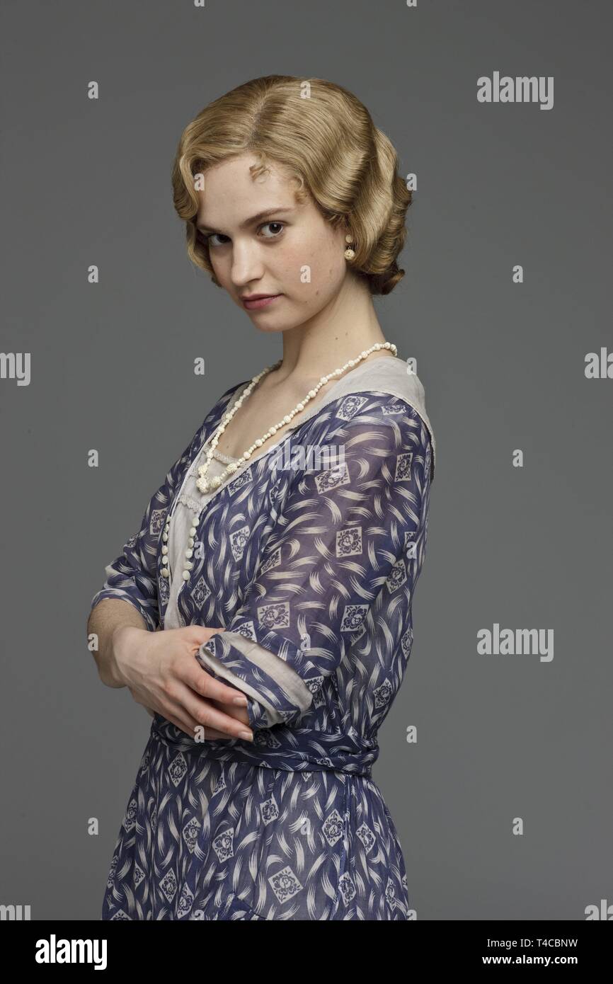 LILY JAMES NEL CAVENDISH ABBEY (2010). Stagione 4. Credito: Carnevale film / Album Foto Stock