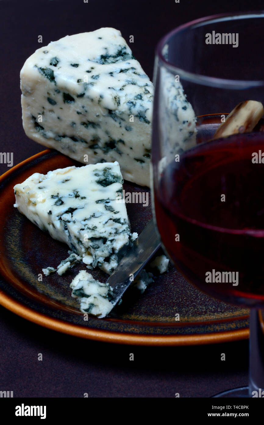 Il Roquefort, Blauschimmelkaese, Glas mit Rotwein Foto Stock