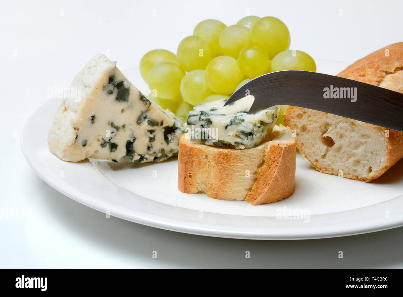 Il Roquefort auf Brot und Messe, Blauschimmelkaese, Weintrauben, Baguette Foto Stock