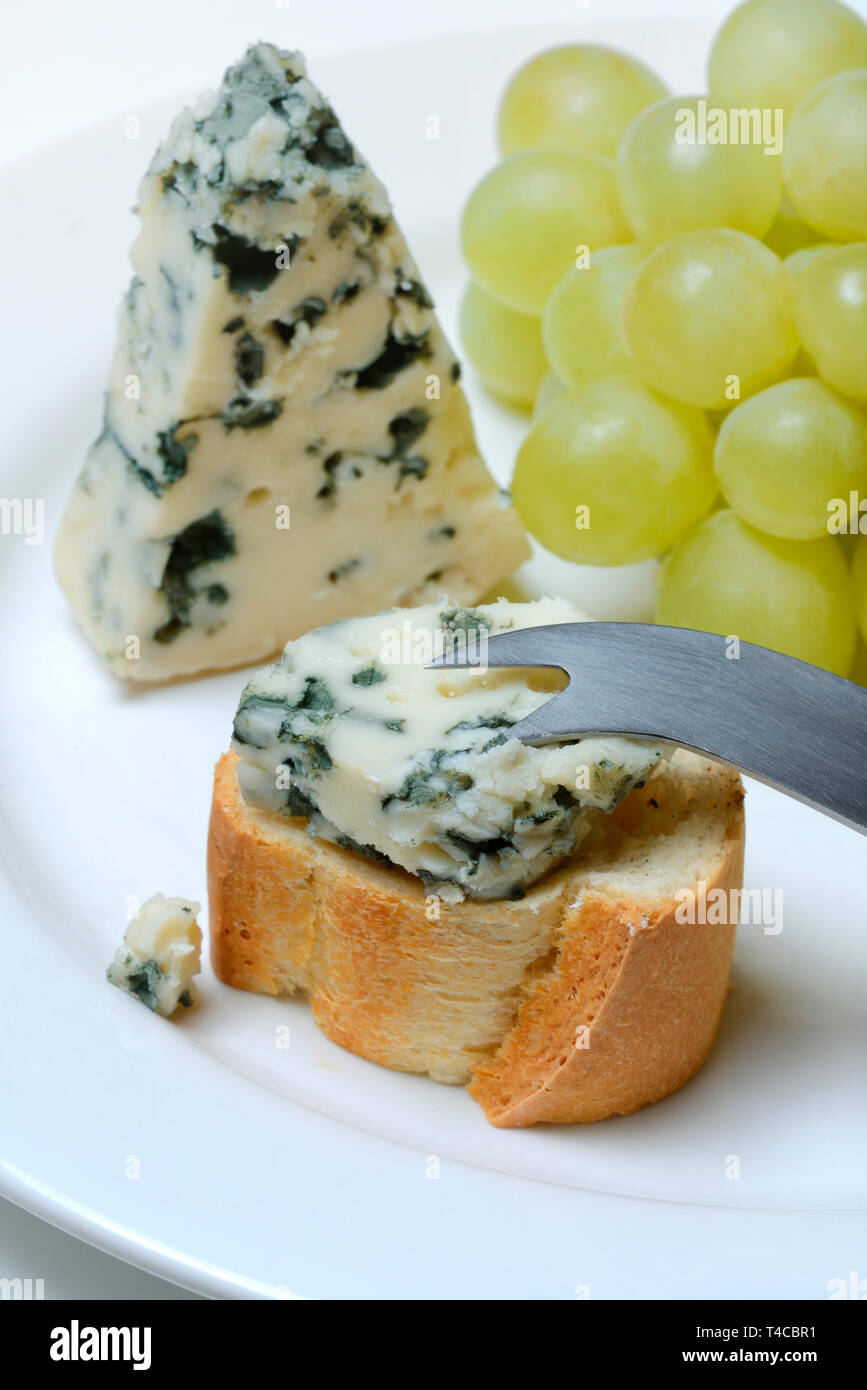Il Roquefort auf Brot und Messe, Blauschimmelkaese, Weintrauben, Baguette Foto Stock