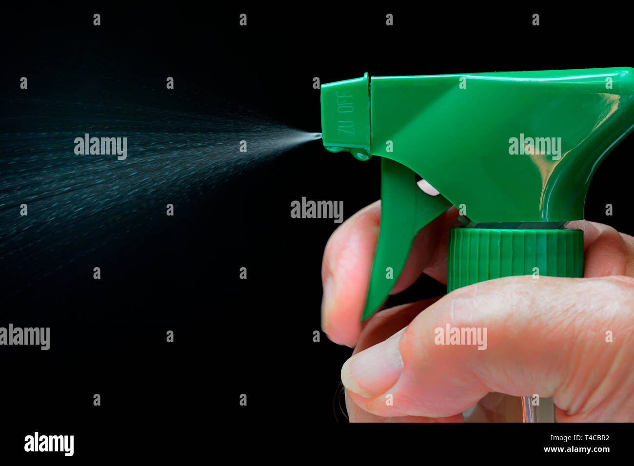 Spruehflasche in mano, Haushalt, Sauberkeit, Saubermachen, Reinigung, putzen, Putzmittel, Hausarbeit, Reinigungsmittel Foto Stock
