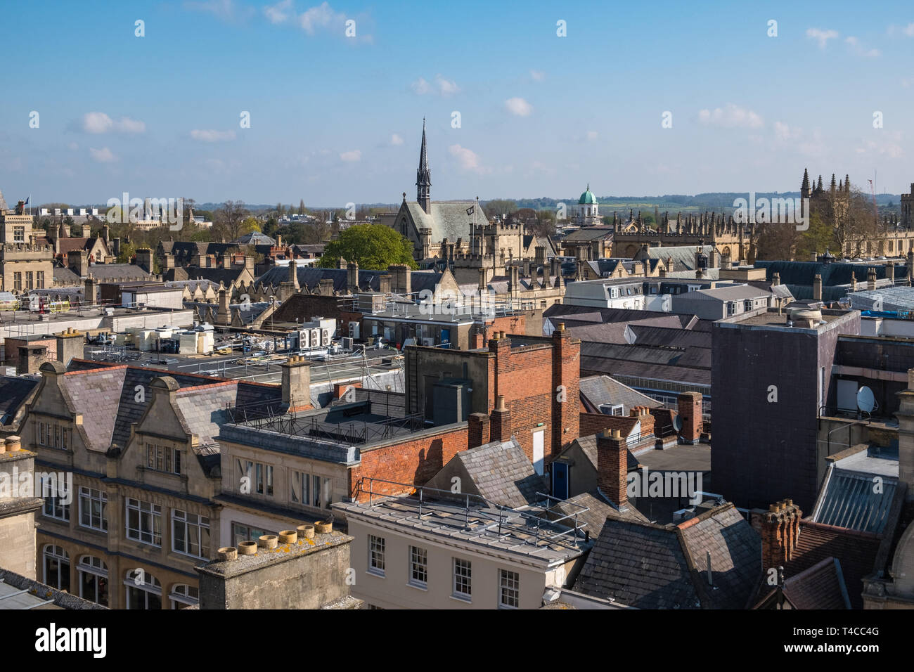 Oxford tetti visto dalla piattaforma di osservazione sul tetto del XII secolo torre Carfax in Oxford, Regno Unito Foto Stock