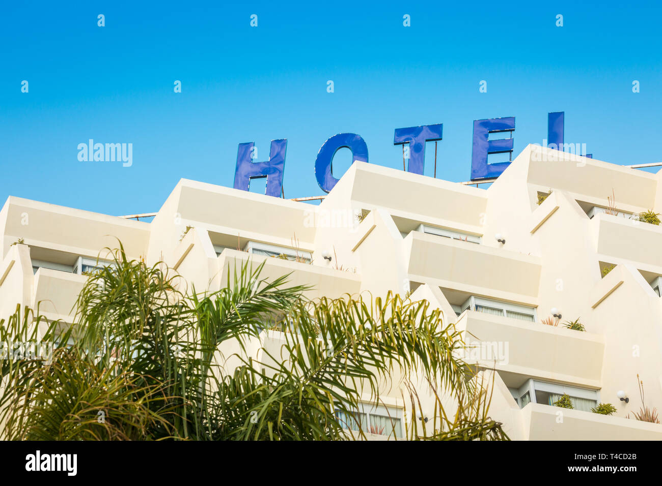 Hotel segno sopra un grande hotel per le vacanze resort, Lanzarote. Foto Stock