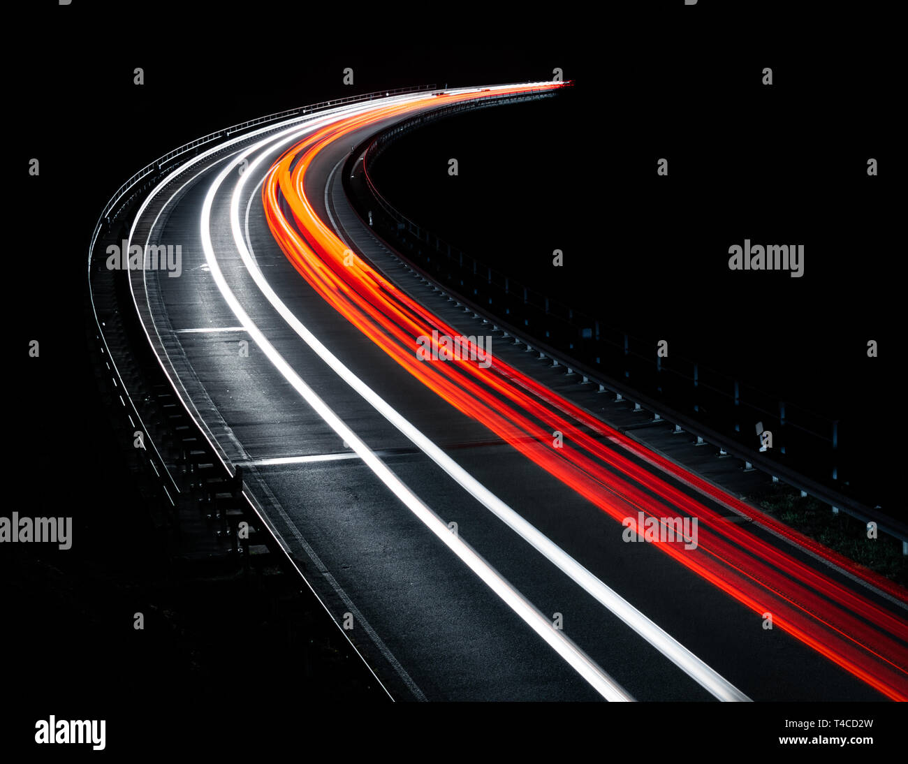 Lighttrails sul ponte Foto Stock