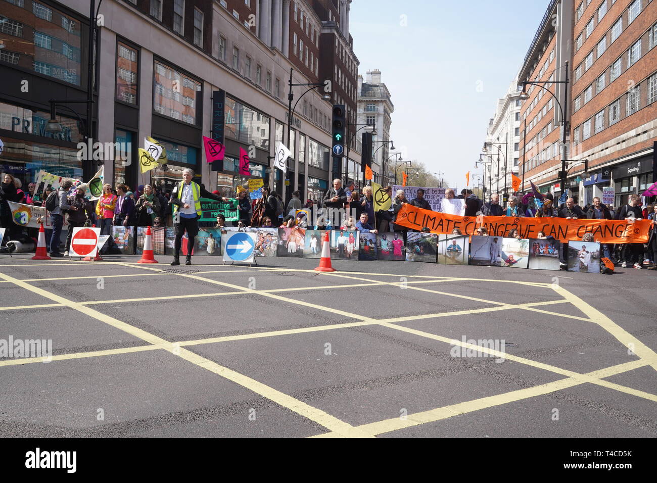 I manifestanti arrestare le strade attorno a Hyde Park e Oxford Street per protestare contro il cambiamento climatico. Hanno detto che continueranno a bloccare le strade fino a quando il governo è in grado di ascoltare le loro richieste. Foto Stock