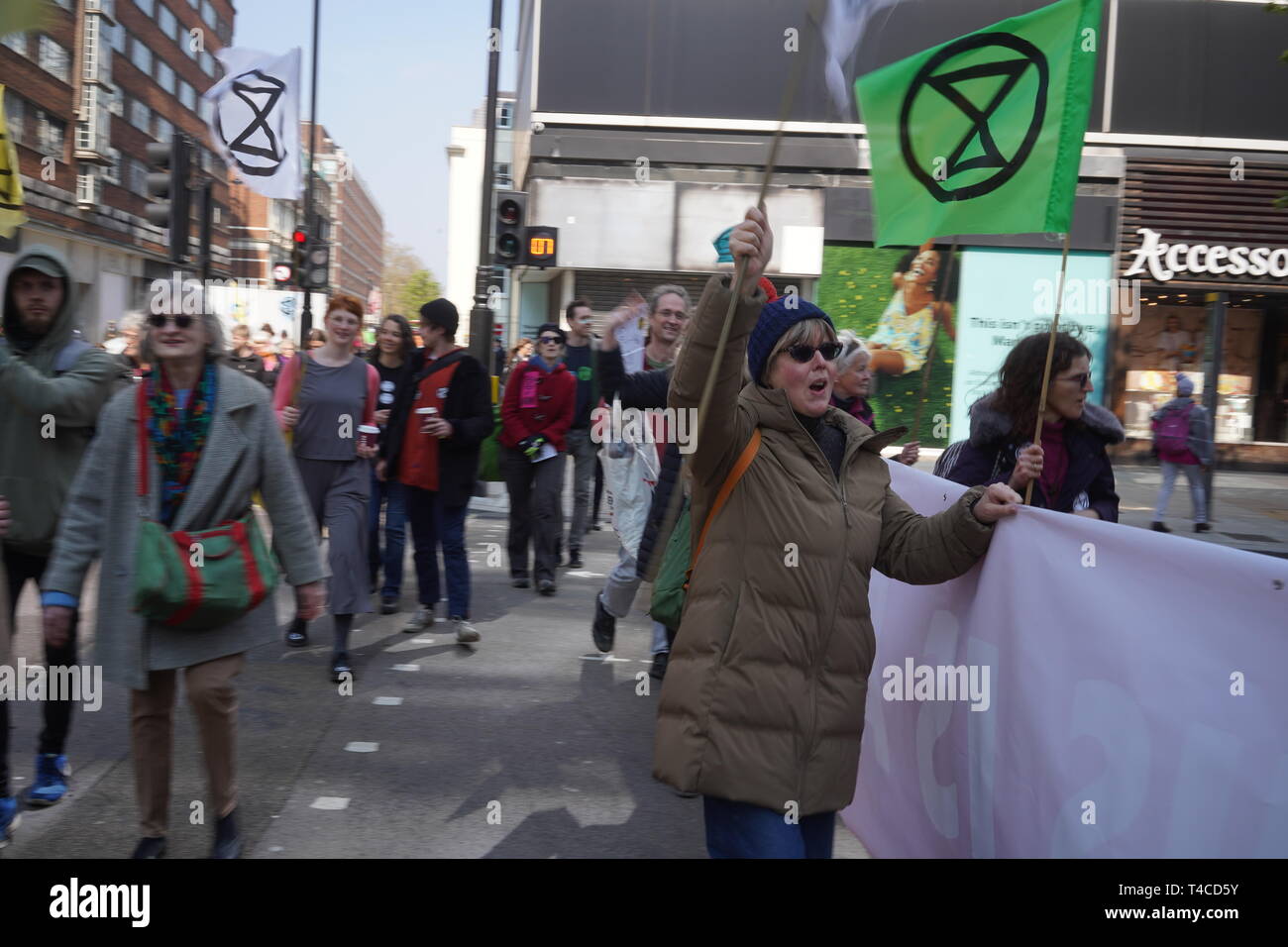 I manifestanti arrestare le strade attorno a Hyde Park e Oxford Street per protestare contro il cambiamento climatico. Hanno detto che continueranno a bloccare le strade fino a quando il governo è in grado di ascoltare le loro richieste. Foto Stock