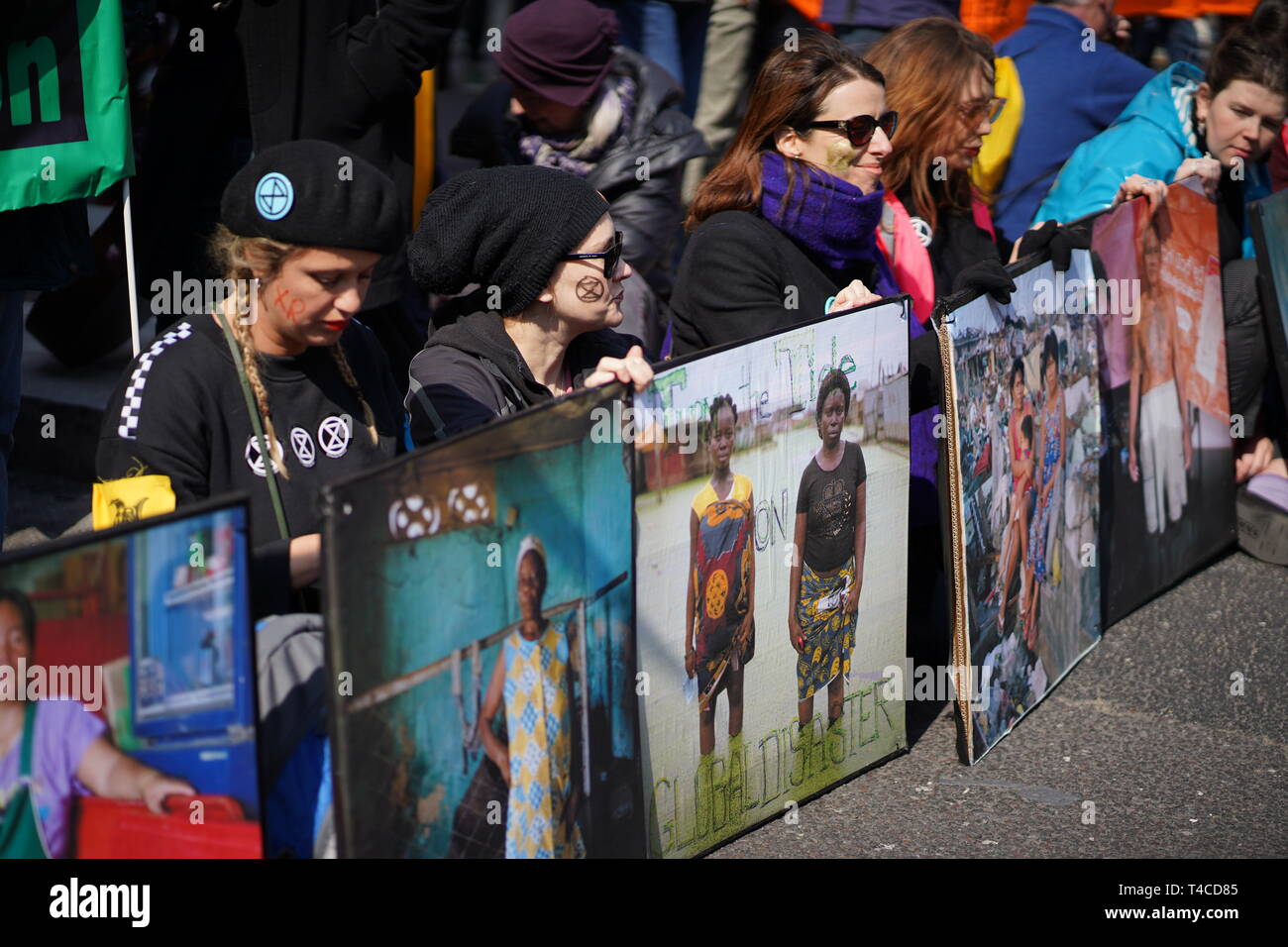 I manifestanti arrestare le strade attorno a Hyde Park e Oxford Street per protestare contro il cambiamento climatico. Hanno detto che continueranno a bloccare le strade fino a quando il governo è in grado di ascoltare le loro richieste. Foto Stock