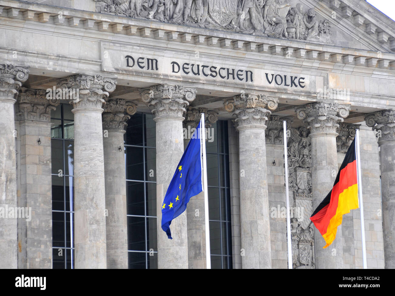 Europeo e tedesco bandiere prima il Reichtag, Berlino, Germania Foto Stock
