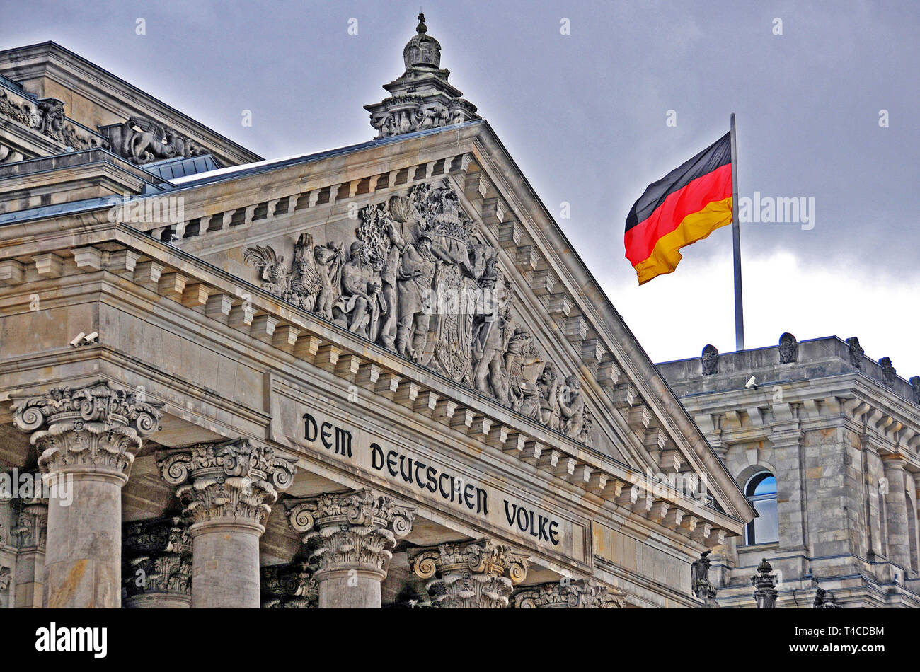 La facciata anteriore del Reichstag con bandiera tedesca, Berlino, Germania Foto Stock