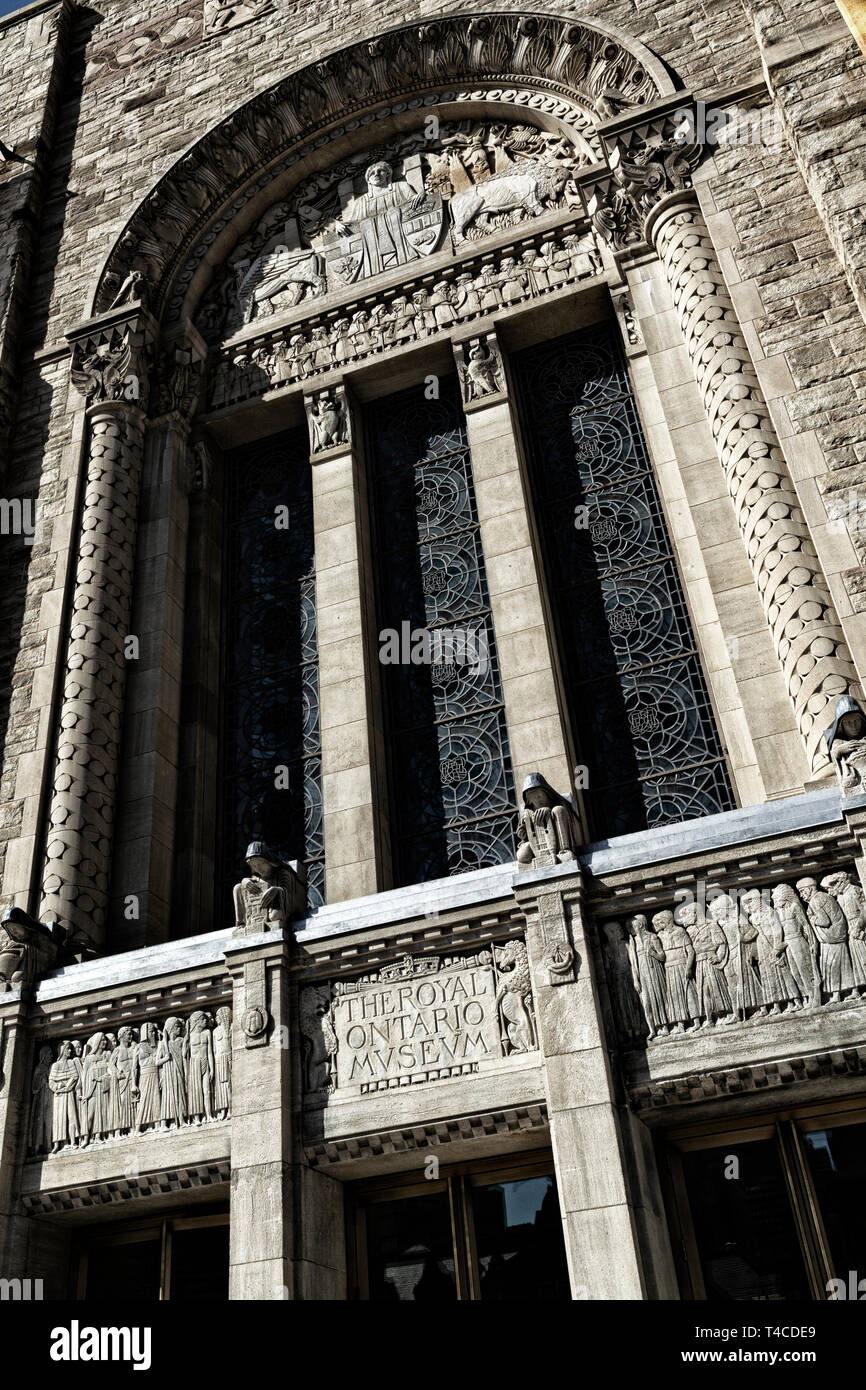 Il Royal Ontario Museum nel centro di Toronto in Canada. Ingresso al Royal Ontario Museum Foto Stock