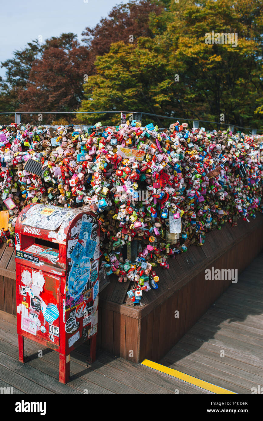 SEOUL, Corea del Sud,26 Ottobre 2016: l'abbondanza della chiave master sono stati bloccati lungo la parete in corrispondenza di Torre di Seoul Foto Stock