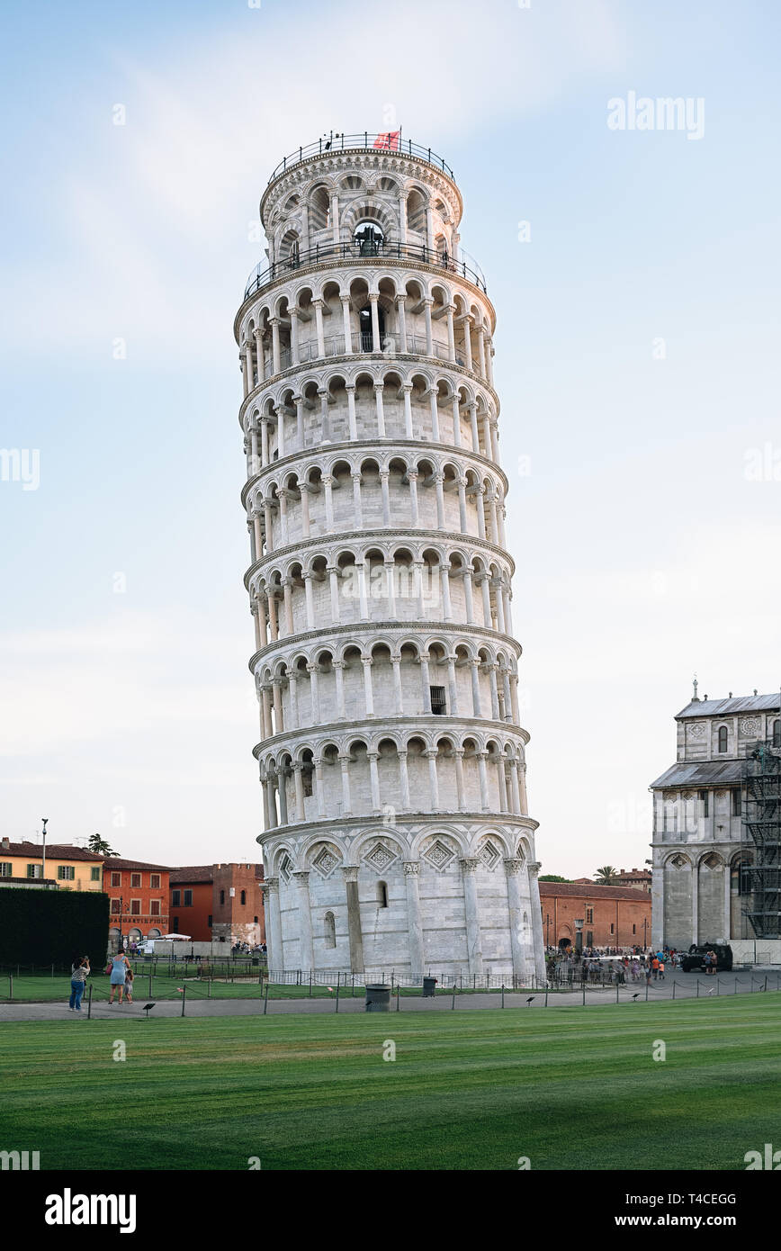 Torre di Pisa alla fine della giornata soleggiata, Italia Foto Stock