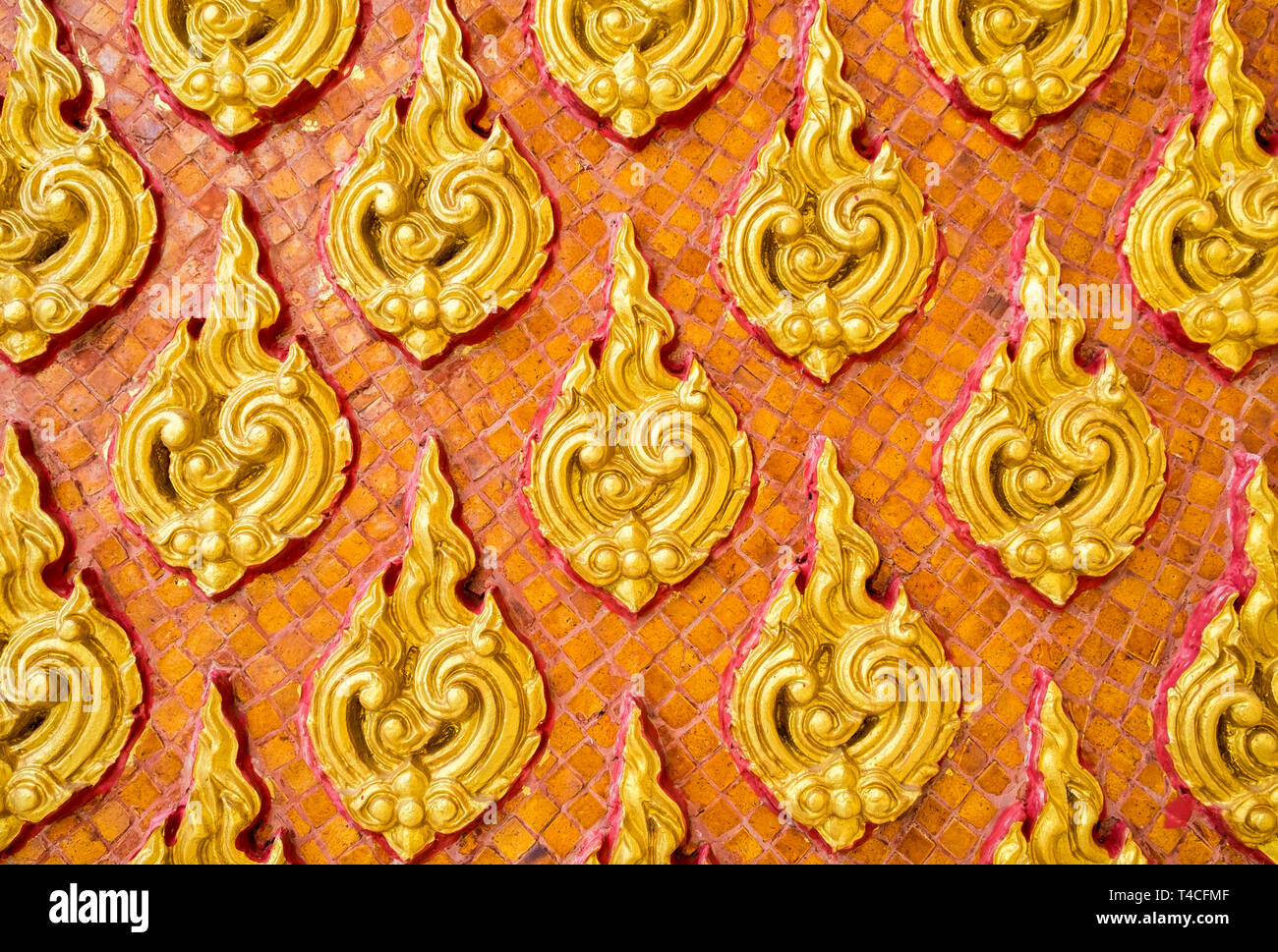 Modello fire oro di tailandese tradizionale decorare sul tempio di parete Foto Stock