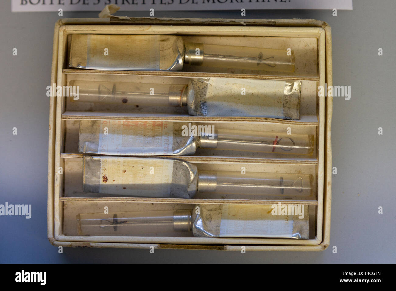 Scatola di tartrato di morfina syrettes dalla Seconda Guerra Mondiale in mostra al Museo aerotrasportato, Sainte-Mère-Eglise, Normandia, Francia. Foto Stock