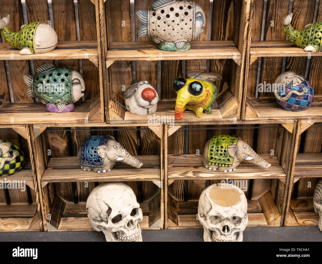 Fai-da-te di ceramica artigianato a forma di teschio umano, animali e creature futuristico Foto Stock