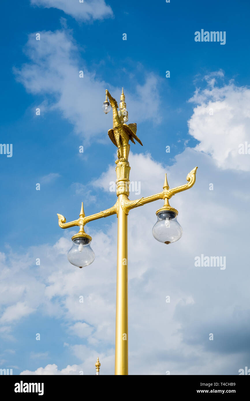 Statua del cigno sul polo superiore oro e blu cielo Foto Stock