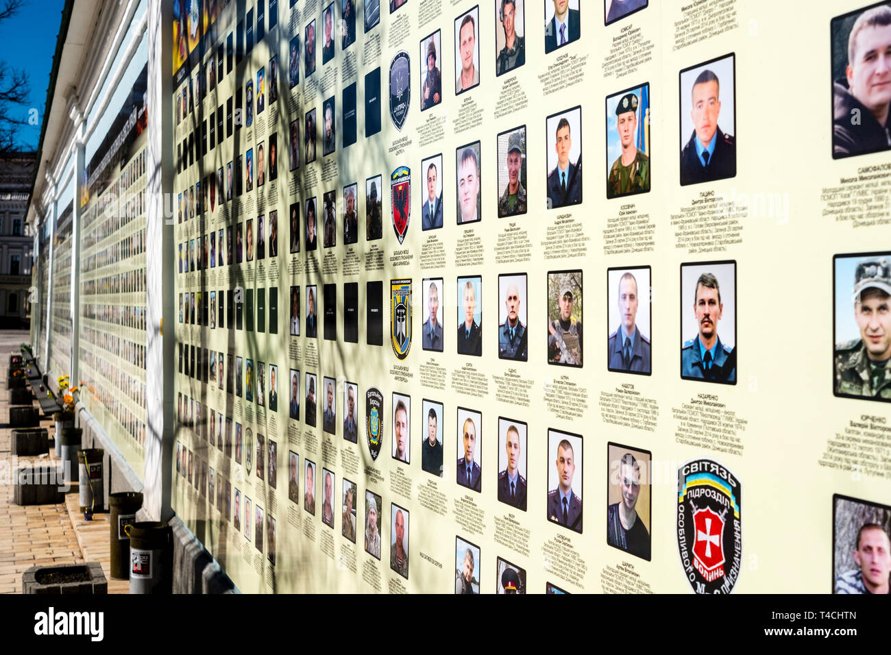 Guerra in Donbass: foto e nomi dei soldati uccisi nei pro-russo uprest nella regione di Donbass sono visualizzate sulle pareti esterne di San Mich Foto Stock