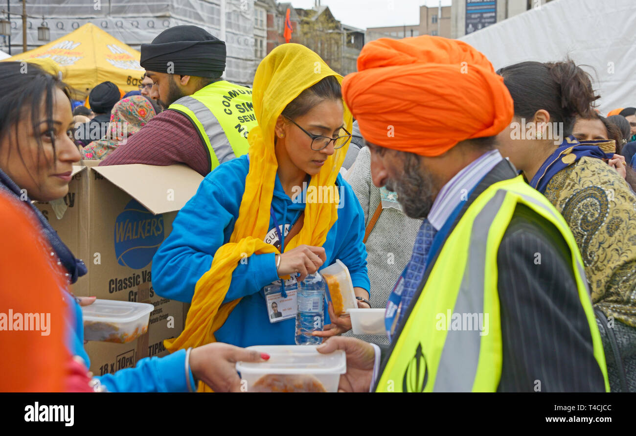 La religione sikh ladies dare il cibo, alla celebrazione Sikh, in Nottingham Foto Stock