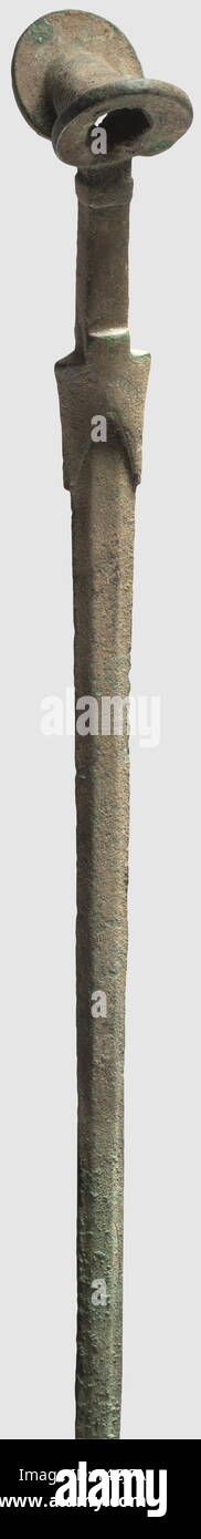Un Luristan spada bronzea, circa 1200 - 1000 BC. Bronzo con patina verdastra. Sottile a doppio taglio lama di diamante appiattita sezione. Il codolo a sezione rettangolare con una vasta, orecchio a forma di pomo. Lunghezza 85 cm. Ben conservato a lungo spada. Provenienza: Alexander raccolta, storico, storico mondo antico mondo antico, antichità, oggetto, oggetti, alambicchi, clipping, tagliate, cut-out, ritagli di spinta, thrustings, mano arma in mano armi, armi da mischia, armi da mischia, palmare, blade, blade, arma, armi, armi, armi, Additional-Rights-Clearance-Info-Not-Available Foto Stock