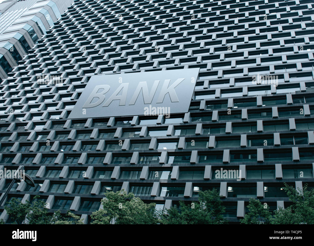 Segno della banca sulla parete di vetro del centro business.concetto bancaria Foto Stock