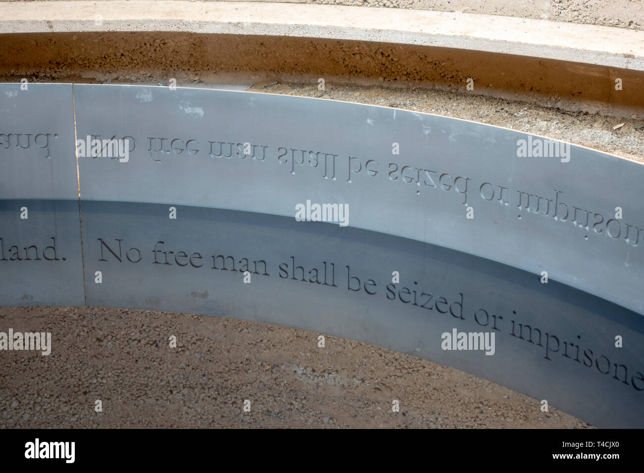 'Nessun uomo libero deve essere sequestrati o imprigionati...' CLAUSOLA 39, Magna Carta intorno alla piscina riflettente all'interno di " atto di citazione in acqua", Runnymede, Surrey, Regno Unito. Foto Stock