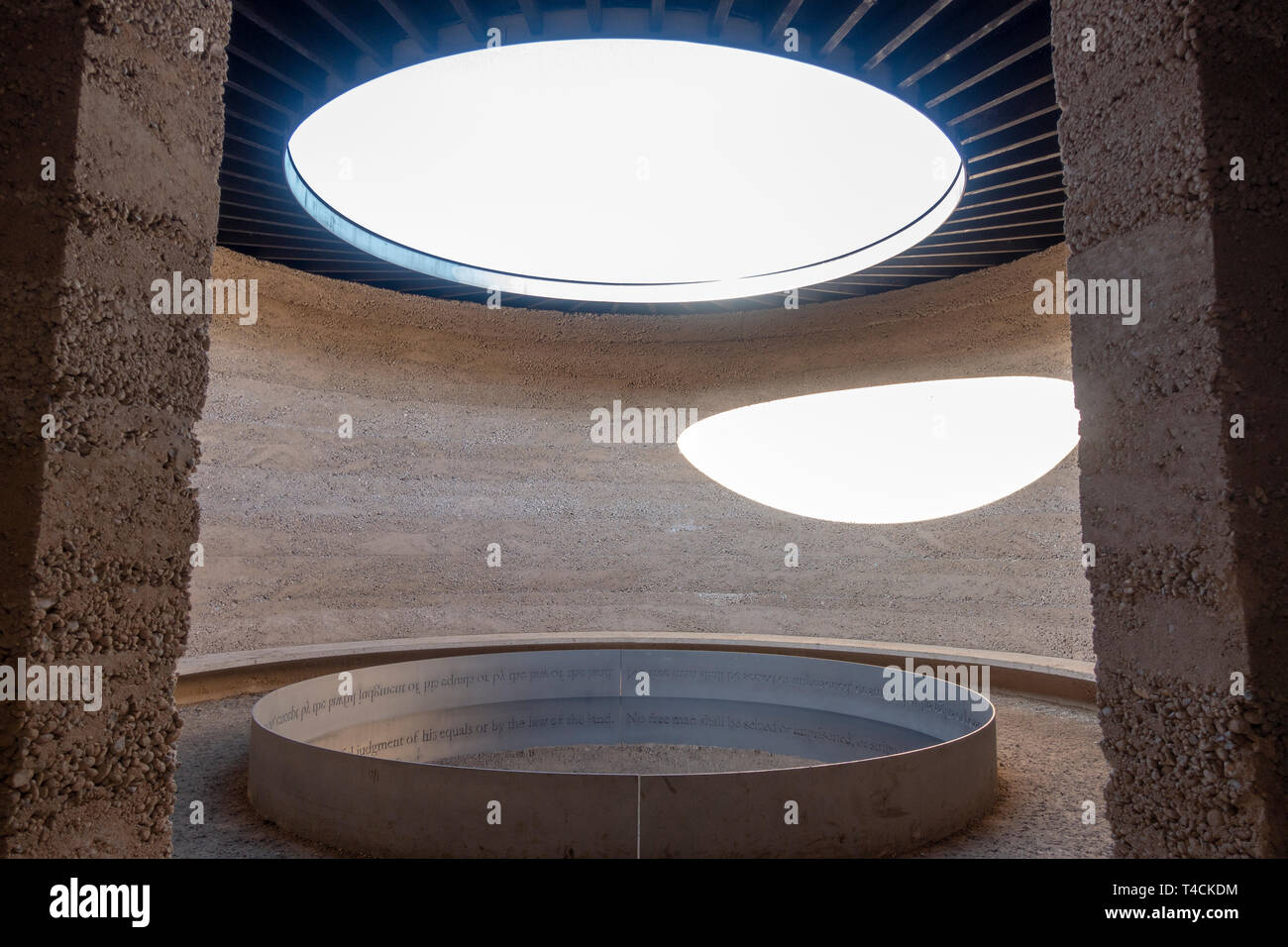 Riflettente interna piscina all'interno di " atto di citazione in acqua", un'opera architettonica di Mark Wallinger in Runnymede, Surrey, Regno Unito. Foto Stock