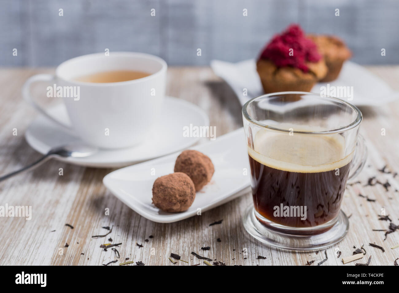 Caffè, tè, due tortine e due dolci di cocco Foto Stock