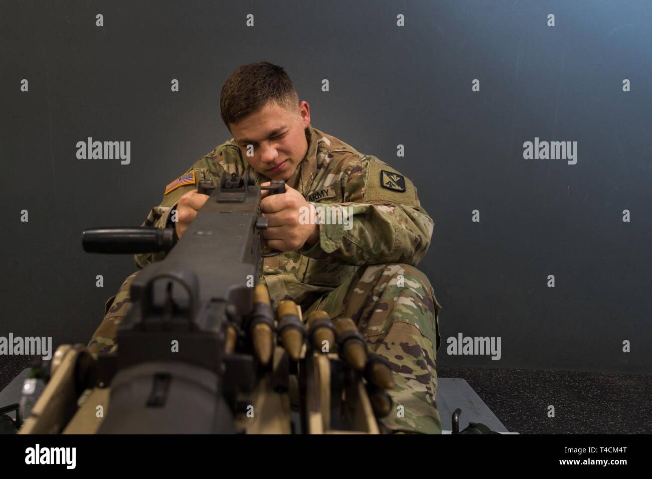 Stati Uniti Esercito Pvt. Andrew Carlisle, Foxtrot Company, 1° Battaglione, 210th reggimento di aviazione, 128Avn. Studente di brigata, treni a le abilità di coinvolgimento Trainer alla base comune Langley-Eustis, Virginia, Marzo 20, 2019. L'EST è progettato per agire come una vera e propria arma da fuoco e fornire un feedback dettagliato ai singoli la cottura l'arma. Foto Stock