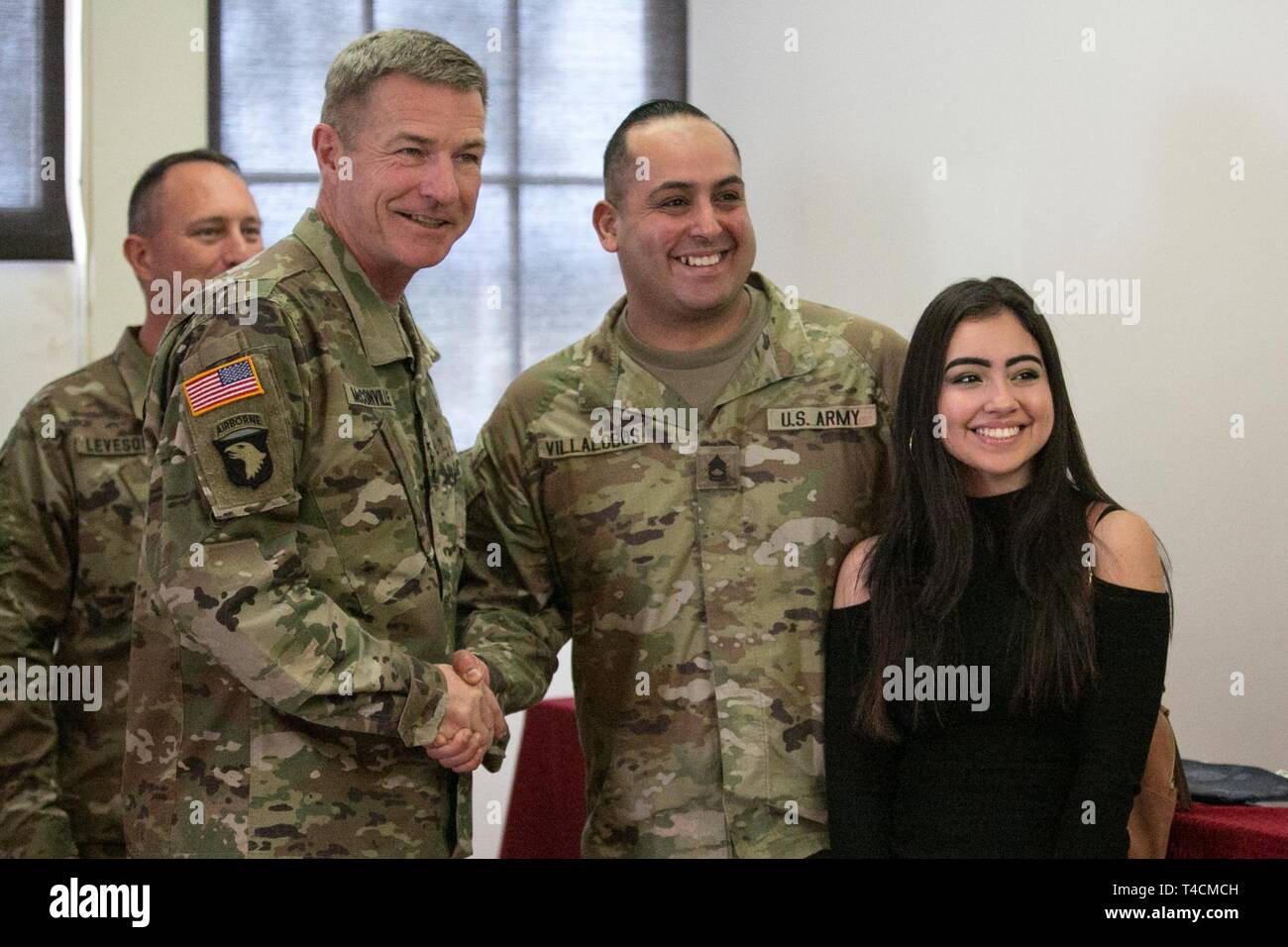 Un fulmine Tropic soldato e la sua famiglia ricevono il riconoscimento dal gen. James C. McConville, U.S. Esercito Vice Capo del personale, per il loro duro lavoro e la dedizione di America's Pacific Division su Wheeler Army Airfield, Hawaii, Marzo 19, 2019. McConville ha visitato il XXV divisione di fanteria per ottenere una comprensione più profonda della divisione è in grado di addestrare soldati e condurre con successo le operazioni nel Pacifico. Foto Stock