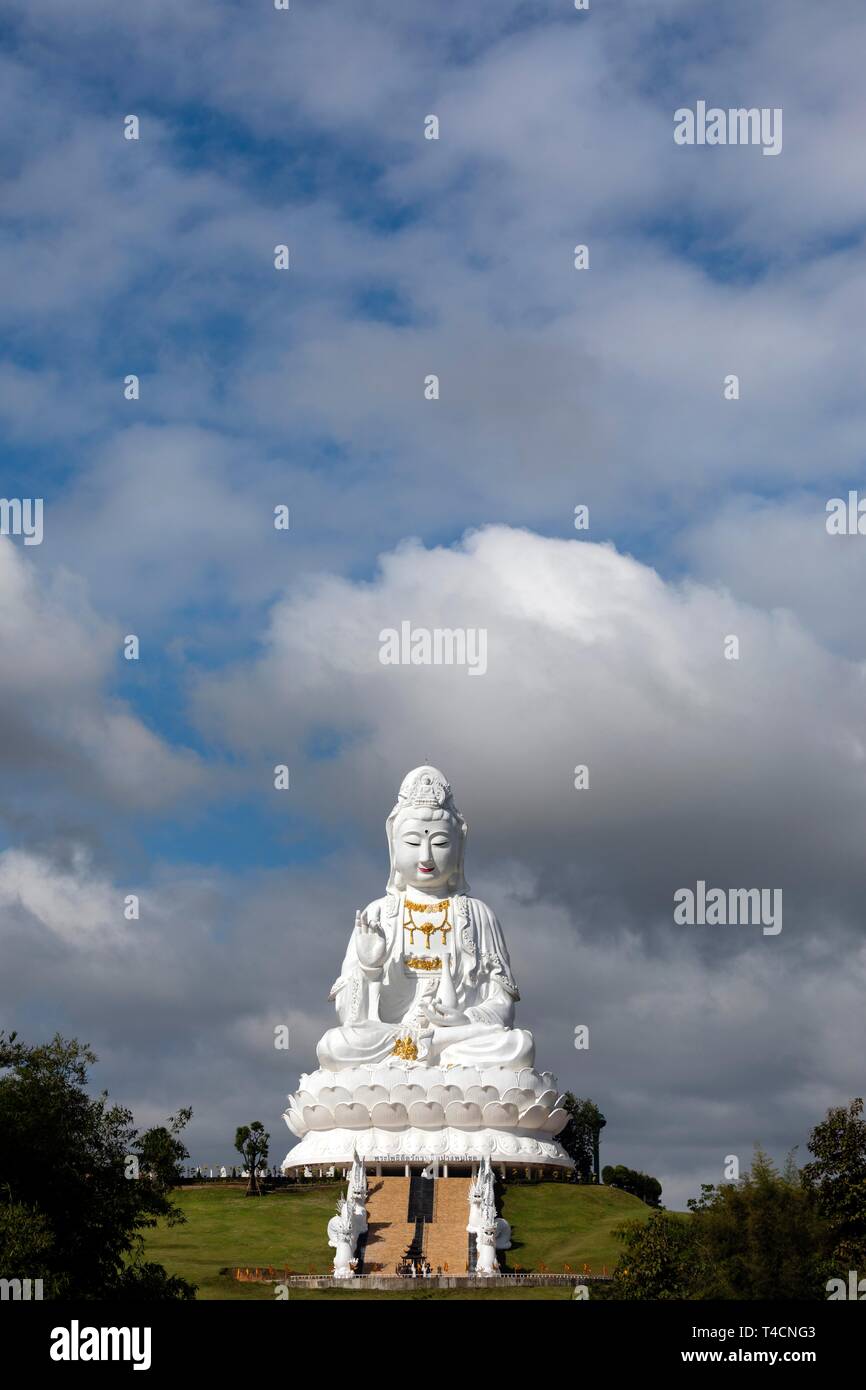 Giant Guan Yin statua seduto sul fiore di loto, Wat Huay Pla Kang tempio, Chiang Rai, Thailandia del Nord della Thailandia Foto Stock